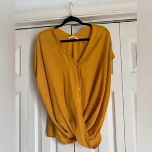Lush Women’s Mustard Twist-Front Button V-Neck Top Size Large